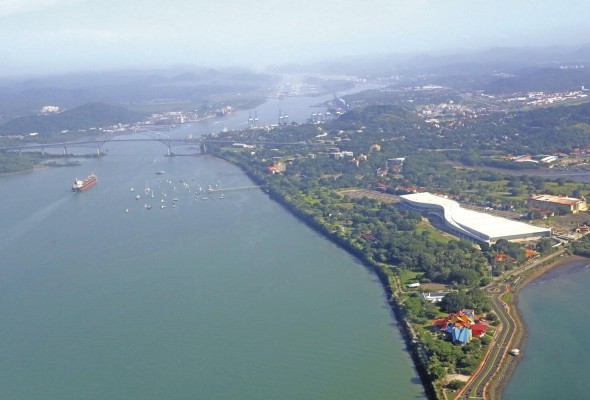 Vista del área de Amador, con el Biomuseo y el nuevo centro de convenciones recién construido, en primer plano. Más atrás, el área de tanques de Balboa y al fondo el aeropuerto de Albrook. Parte de estas áreas estarían bajo riesgo de inundación debido al esperado aumento del nivel del mar. Vista del área de Amador, con el Biomuseo y el nuevo centro de convenciones recién construido, en primer plano. Más atrás, el área de tanques de Balboa y al fondo el aeropuerto de Albrook. Parte de estas áreas estarían bajo riesgo de inundación debido al esperado aumento del nivel del mar.