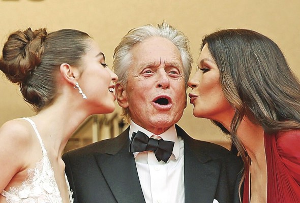 Michael Douglas al recibir la Palma de Oro de Honor junto a su hija, y su esposa Catherine Zeta-Jones. Michael Douglas al recibir la Palma de Oro de Honor junto a su hija, y su esposa Catherine Zeta-Jones.