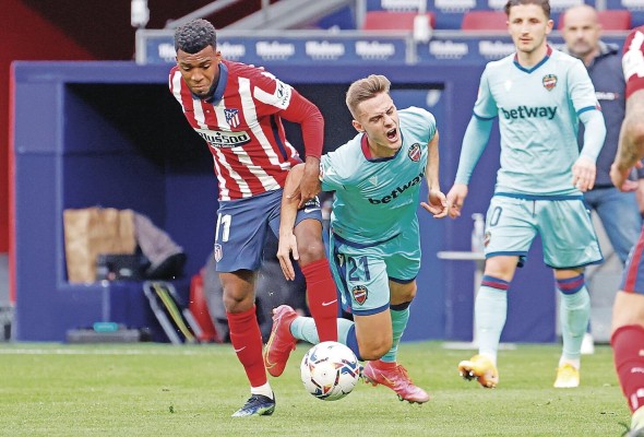 Jugadores del Atlético de Madrid versus jugadores del Levante, durante el partido de LaLiga Santander, en el estadio Wanda Metropolitano en Madrid. Jugadores del Atlético de Madrid versus jugadores del Levante, durante el partido de LaLiga Santander, en el estadio Wanda Metropolitano en Madrid.