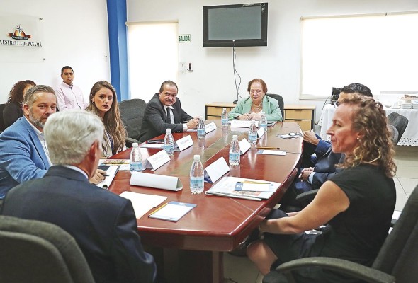La embajadora de EE.UU. en Panamá, Mari Carmen Aponte, su equipo y miembros del Grupo Editorial El Siglo y La Estrella (GESE) La embajadora de EE.UU. en Panamá, Mari Carmen Aponte, su equipo y miembros del Grupo Editorial El Siglo y La Estrella (GESE)