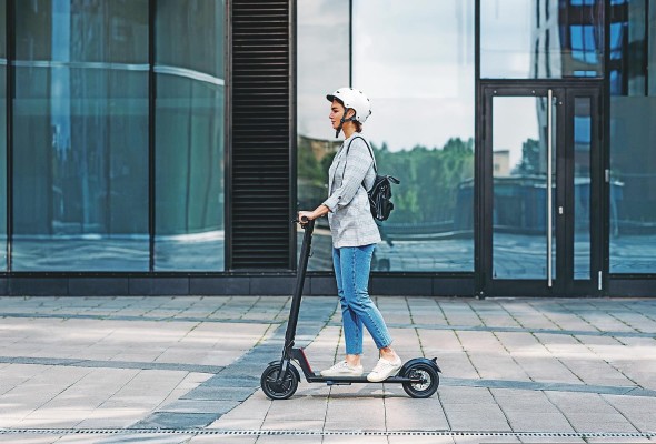 Una de las ventajas de las scooters es que pueden servir como transporte de la última milla. Una de las ventajas de las scooters es que pueden servir como transporte de la última milla.