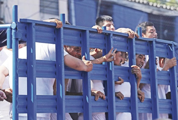 Supuestos pandilleros detenidos durante el estado de excepción son trasladados a una cárcel de San Salvador (El Salvador), en una fotografía de archivo. Supuestos pandilleros detenidos durante el estado de excepción son trasladados a una cárcel de San Salvador (El Salvador), en una fotografía de archivo.