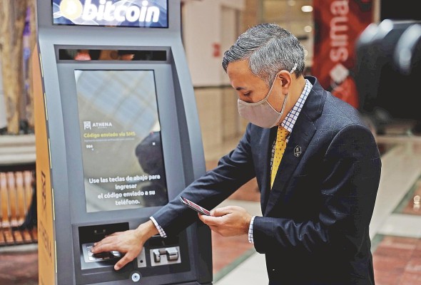 Eric Gravengaard, CEO y fundador de la compañía Anthena Bitcoin, realiza una operación en el nuevo cajero automático para transacciones en bitcoin en San Salvador. Eric Gravengaard, CEO y fundador de la compañía Anthena Bitcoin, realiza una operación en el nuevo cajero automático para transacciones en bitcoin en San Salvador.
