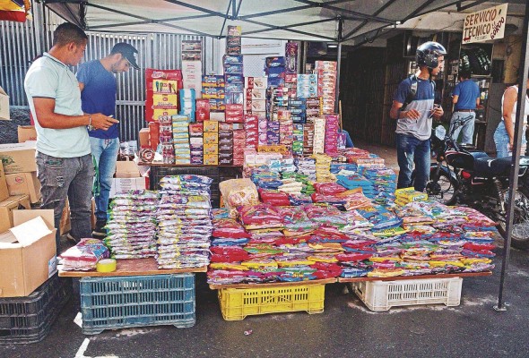 Puesto informal de venta de productos colombianos y venezolanos, el 1 de julio de 2022 en Caracas. Puesto informal de venta de productos colombianos y venezolanos, el 1 de julio de 2022 en Caracas.