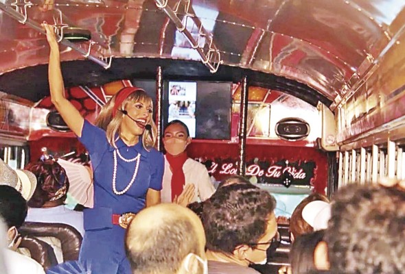 La actriz Maritza Vernaza interpreta a la guía Damaris Castillo, en el viaje en Diablo Rojo Airlines. La actriz Maritza Vernaza interpreta a la guía Damaris Castillo, en el viaje en Diablo Rojo Airlines.