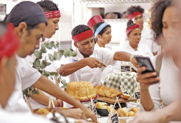 Jóvenes panameños que se capacitan en el Programa de Asistentes para Chefs JUPÁ ofrecieron una degustación al finalizar su curso de panadería. Jóvenes panameños que se capacitan en el Programa de Asistentes para Chefs JUPÁ ofrecieron una degustación al finalizar su curso de panadería.