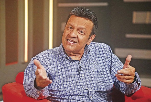 Osvaldo Ayala: ”No me imagino estar un día sin el acordeón en el pecho” Osvaldo Ayala: ”No me imagino estar un día sin el acordeón en el pecho”