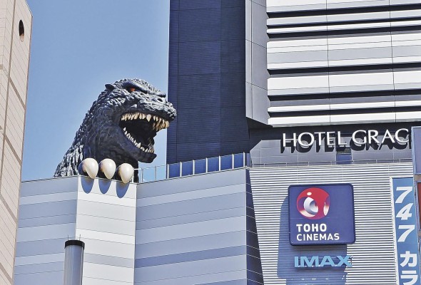 Godzilla en el edificio de los cines Toho. Godzilla en el edificio de los cines Toho.
