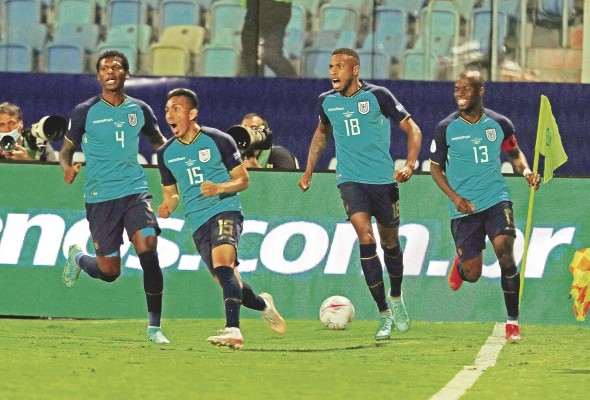 Ángel Mena (2i), de Ecuador, fue registrado este domingo al celebrar un gol que le anotó a Brasil, durante un partido del grupo B de la Copa América, en el estadio Olímpico Pedro Ludovico Teixeira, en Goiania (Brasil). Ángel Mena (2i), de Ecuador, fue registrado este domingo al celebrar un gol que le anotó a Brasil, durante un partido del grupo B de la Copa América, en el estadio Olímpico Pedro Ludovico Teixeira, en Goiania (Brasil).