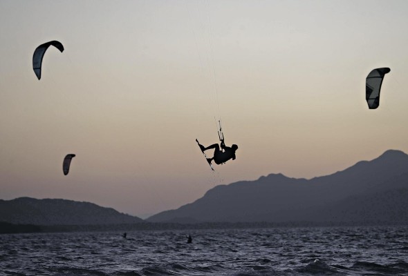 Decenas de extranjeros y panameños se reúnen durante esta temporada en el pacífico panameño para practicar 'kitesurf'. Decenas de extranjeros y panameños se reúnen durante esta temporada en el pacífico panameño para practicar 'kitesurf'.