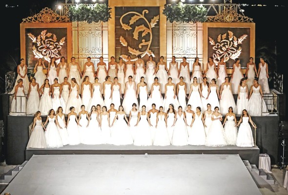 Foto grupal de las debutantes Foto grupal de las debutantes