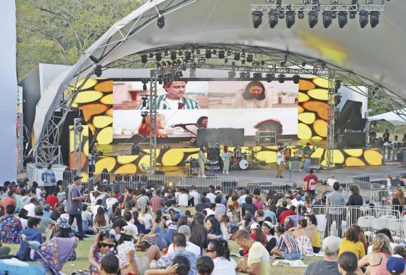 Desde tempranas horas de la tarde, el público se reunió en el anfiteatro del Parque Omar para disfrutar del espectáculo de Musicalion dedicado a los talentos emergentes. Desde tempranas horas de la tarde, el público se reunió en el anfiteatro del Parque Omar para disfrutar del espectáculo de Musicalion dedicado a los talentos emergentes.