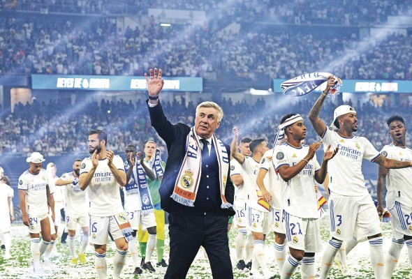 El técnico italiano del Real Madrid Carlo Ancelotti junto a los jugadores del equipo 'blanco'. El técnico italiano del Real Madrid Carlo Ancelotti junto a los jugadores del equipo 'blanco'.