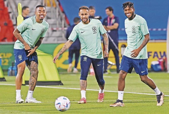 Los brasileños Gabriel Jesus, Neymar y Fred durante un entrenamiento. Los brasileños Gabriel Jesus, Neymar y Fred durante un entrenamiento.