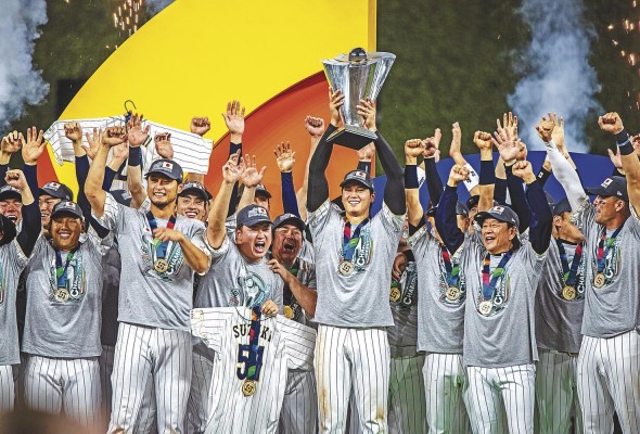 Los jugadores de Japón celebran el título tras vencer 3-2 a Estados Unidos. Los jugadores de Japón celebran el título tras vencer 3-2 a Estados Unidos.