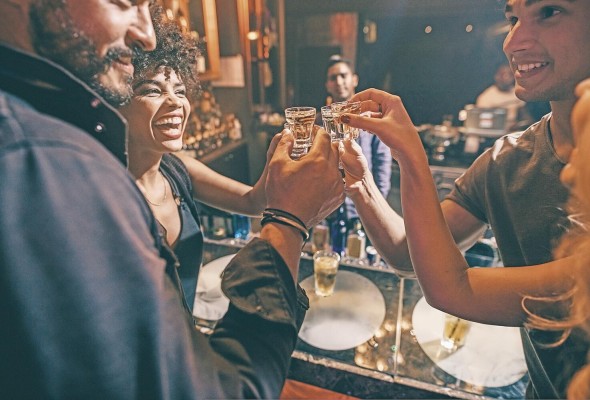 Las primeras destilaciones de vodka se hicieron en Rusia entre los siglos VIII y IX. Las primeras destilaciones de vodka se hicieron en Rusia entre los siglos VIII y IX.