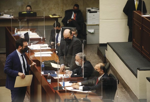 El pleno se encuentra en sesión permanente desde el pasado lunes. El pleno se encuentra en sesión permanente desde el pasado lunes.
