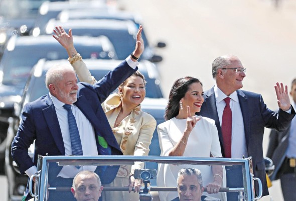 El presidente electo, Luiz Inácio Lula da Silva, junto a la primera dama, Rosángela da Silva (c), reali´zó un recorrido en coche ayer, previo a su investidura, en Brasilia (Brasil). El presidente electo, Luiz Inácio Lula da Silva, junto a la primera dama, Rosángela da Silva (c), reali´zó un recorrido en coche ayer, previo a su investidura, en Brasilia (Brasil).