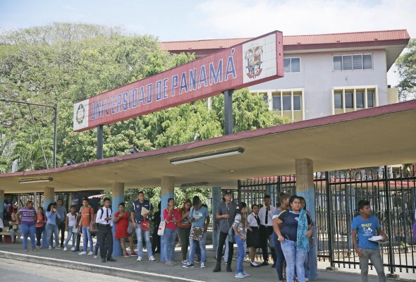 A pesar del crecimiento de la educación superior privada, las universidades estatales tienen la mayoría de los estudiantes. A pesar del crecimiento de la educación superior privada, las universidades estatales tienen la mayoría de los estudiantes.