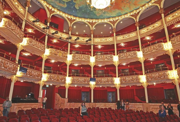 El Teatro Nacional de Panamá es una de las principales obras de estilo neoclásico; se encuentra ubicado en el Casco Viejo. El Teatro Nacional de Panamá es una de las principales obras de estilo neoclásico; se encuentra ubicado en el Casco Viejo.