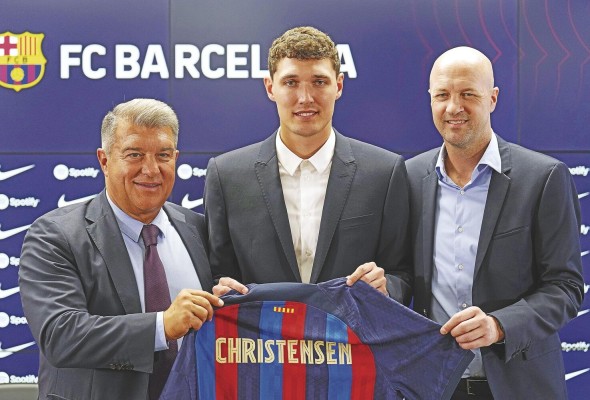 El central danés Andreas Christensen (c) junto al presidente del FC Barcelona, Joan Laporta (i) y el asesor deportivo Jordi Cruyff (d) durante su presentación como nuevo jugador azulgrana. El central danés Andreas Christensen (c) junto al presidente del FC Barcelona, Joan Laporta (i) y el asesor deportivo Jordi Cruyff (d) durante su presentación como nuevo jugador azulgrana.