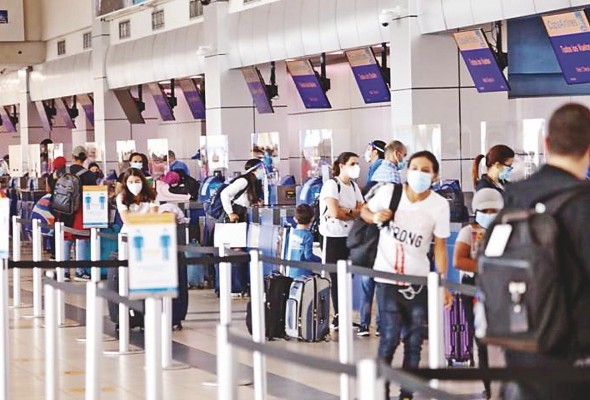Pasajeros en el Aeropuerto Internacional de Tocumen. Pasajeros en el Aeropuerto Internacional de Tocumen.