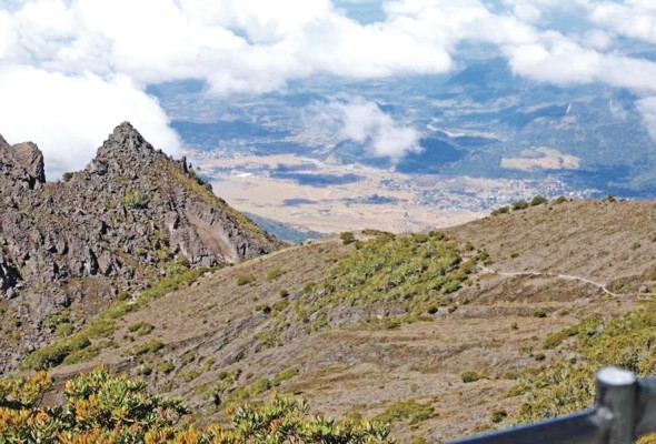 El Parque Nacional Volcán Barú (PNVB) tiene una extensión de 14,325 hectáreas. El Parque Nacional Volcán Barú (PNVB) tiene una extensión de 14,325 hectáreas.