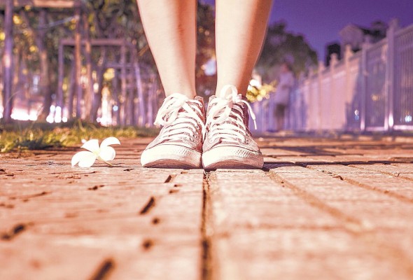 Nunca estrene zapatillas en un día de carrera. Antes, procure salir a entrenar con ellas varios días. Nunca estrene zapatillas en un día de carrera. Antes, procure salir a entrenar con ellas varios días.