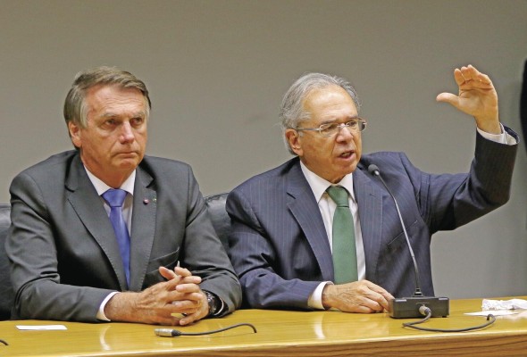 El presidente Jair Bolsonaro y el ministro de Economía, Paulo Guedes, en conferencia de prensa. El presidente Jair Bolsonaro y el ministro de Economía, Paulo Guedes, en conferencia de prensa.