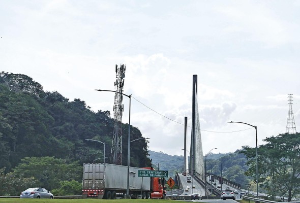 El Puente Centenario es uno de los dos puentes vehiculares que atraviesa el Canal de Panamá; el cual fue puesto en servicio en el año 2005. El Puente Centenario es uno de los dos puentes vehiculares que atraviesa el Canal de Panamá; el cual fue puesto en servicio en el año 2005.
