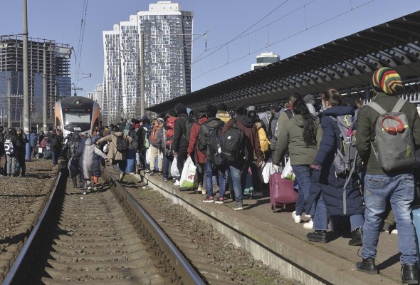 422.000 ucranianos han tenido que dejar su país, a los que hay que sumar más de 100.000 desplazados internos. 422.000 ucranianos han tenido que dejar su país, a los que hay que sumar más de 100.000 desplazados internos.