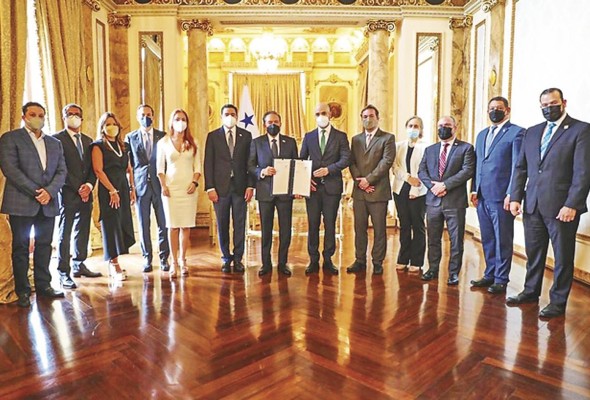 Cortizo junto al proponente del proyecto, el diputado Edison Broce. Cortizo junto al proponente del proyecto, el diputado Edison Broce.