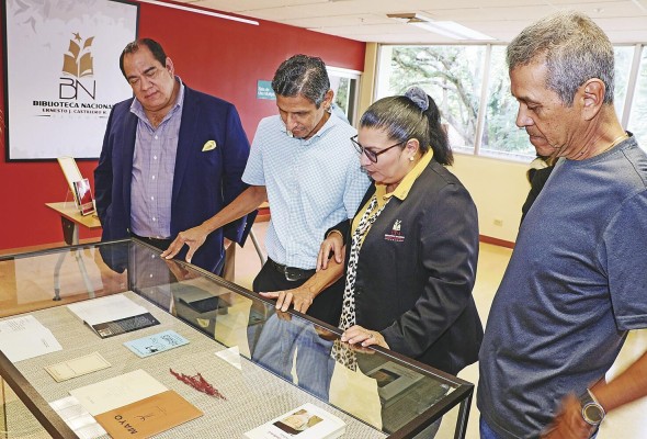 Invitados especiales asistieron a la presentación de la biblioteca personal de Gloria Guardia, donada a la Biblioteca Nacional. Invitados especiales asistieron a la presentación de la biblioteca personal de Gloria Guardia, donada a la Biblioteca Nacional.