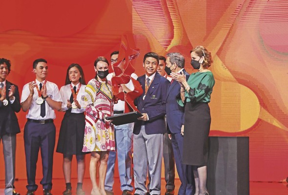 Zetina representó a The Oxford School y recibió la estatuilla oficial de manos del presidente de la República, Laurentino Cortizo. Zetina representó a The Oxford School y recibió la estatuilla oficial de manos del presidente de la República, Laurentino Cortizo.