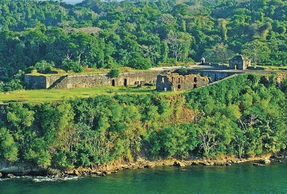 Los españoles construyeron el Fuerte de San Lorenzo que sirvió de fortaleza protectora de la desembocadura del río. Los españoles construyeron el Fuerte de San Lorenzo que sirvió de fortaleza protectora de la desembocadura del río.