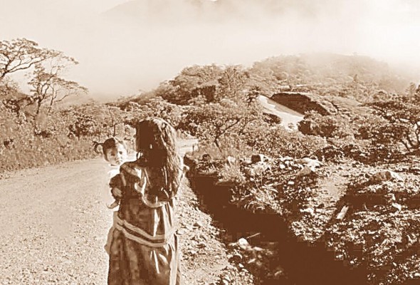 Una mujer de la comarca Ngäbe-Buglé transita por unas de las carreteras de esta región del país. Una mujer de la comarca Ngäbe-Buglé transita por unas de las carreteras de esta región del país.
