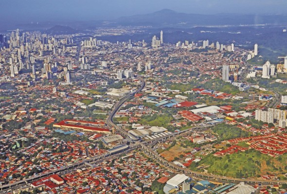 En una ciudad que se ha expandido casi 19 mil hectáreas en los últimos 30 años, se hace urgente definir una estrategia que contenga este crecimiento desperdigado y devuelva la población al centro urbano. En una ciudad que se ha expandido casi 19 mil hectáreas en los últimos 30 años, se hace urgente definir una estrategia que contenga este crecimiento desperdigado y devuelva la población al centro urbano.