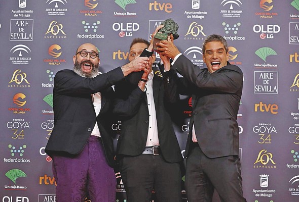Los realizadores de la película argentina La odisea de los giles tras recibir el premio a la mejor película iberomericana en los Goya 2020. Los realizadores de la película argentina La odisea de los giles tras recibir el premio a la mejor película iberomericana en los Goya 2020.
