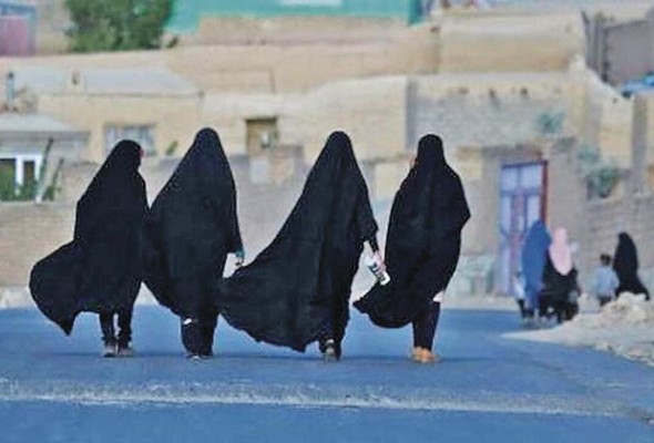 La población femenina afgana podría verse en peligro de continuar las opresiones islámicas. La población femenina afgana podría verse en peligro de continuar las opresiones islámicas.