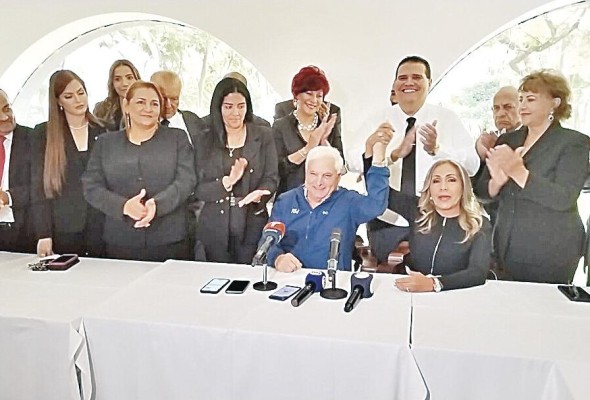 Diputados de Cambio Democrático y del partido Realizando Metas, junto al expresidente de la República, Ricardo Martinelli. Diputados de Cambio Democrático y del partido Realizando Metas, junto al expresidente de la República, Ricardo Martinelli.