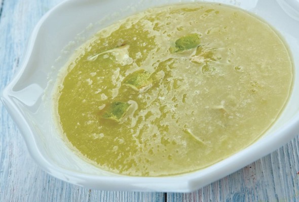 Mojo de ajo, en esta versión con trozos de limón Mojo de ajo, en esta versión con trozos de limón