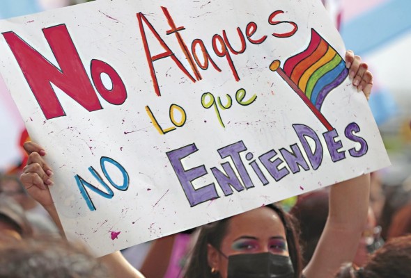 Coloridas pancartas con mensajes contundentes Coloridas pancartas con mensajes contundentes