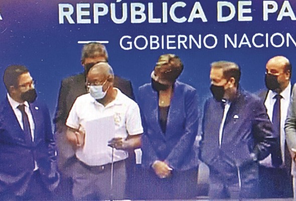 El dirigente colonense Edgardo Voitier intercambiaba conceptos con el ministro de Trabajo encargado, Roger Tejada. El dirigente colonense Edgardo Voitier intercambiaba conceptos con el ministro de Trabajo encargado, Roger Tejada.