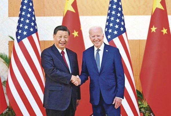 El presidente de la República Popular China, Xi Jinping (izquierda), y su homólogo de Estados Unidos, Joe Biden (derecha), estrechan sus manos, tras la reunión. El presidente de la República Popular China, Xi Jinping (izquierda), y su homólogo de Estados Unidos, Joe Biden (derecha), estrechan sus manos, tras la reunión.