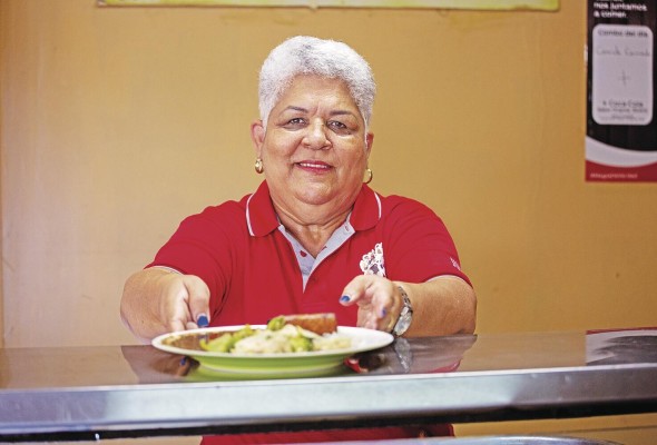 Julia Margarita Sandoval, una microempresaria que desde hace 40 años se dedica a la venta de comida típica panameña Julia Margarita Sandoval, una microempresaria que desde hace 40 años se dedica a la venta de comida típica panameña