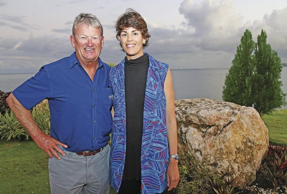 Guy Harvey y su hija Jessica. Al fondo, la Bahía de Panamá. Guy Harvey y su hija Jessica. Al fondo, la Bahía de Panamá.