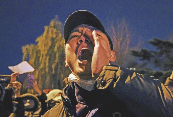 Un hombre grita durante las protestas del pasado 27 de noviembre en Urumqi, China. Un hombre grita durante las protestas del pasado 27 de noviembre en Urumqi, China.