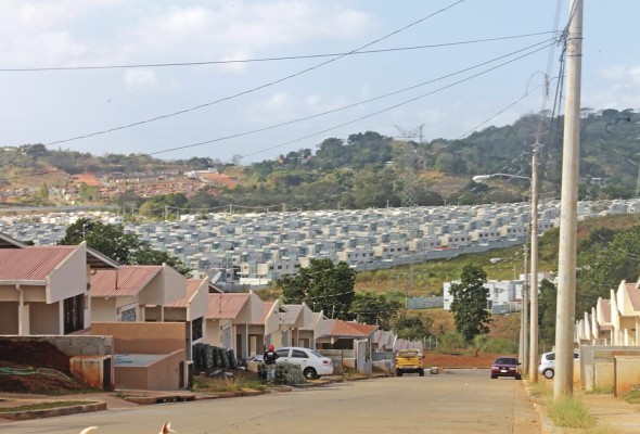 La construcción de indicadores sobre la tipología y la tenencia de la vivienda son datos clave para entender la evolución de los barrios y poder apoyar el diseño de políticas públicas basadas en evidencia. Fenómenos como el envejecimiento de los barrios, que a escala local pueden ser evidentes, en el nivel de ciudad pueden no ser tan obvios. La construcción de indicadores sobre la tipología y la tenencia de la vivienda son datos clave para entender la evolución de los barrios y poder apoyar el diseño de políticas públicas basadas en evidencia. Fenómenos como el envejecimiento de los barrios, que a escala local pueden ser evidentes, en el nivel de ciudad pueden no ser tan obvios.