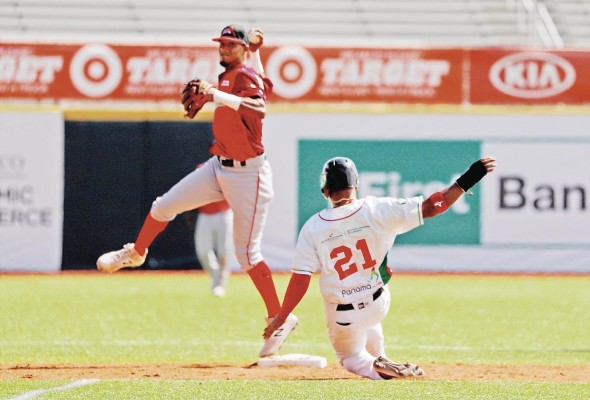 César Varela, de los Cardenales de Lara de Venezuela elimina a Jhonny Santos, de los Astronautas de Chiriquí de Panamá durante un juego de la Serie del Caribe 2020. César Varela, de los Cardenales de Lara de Venezuela elimina a Jhonny Santos, de los Astronautas de Chiriquí de Panamá durante un juego de la Serie del Caribe 2020.
