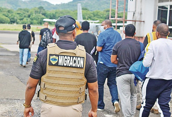 En el año las autoridades han deportados un poco mas de 300 extranjeros. En el año las autoridades han deportados un poco mas de 300 extranjeros.